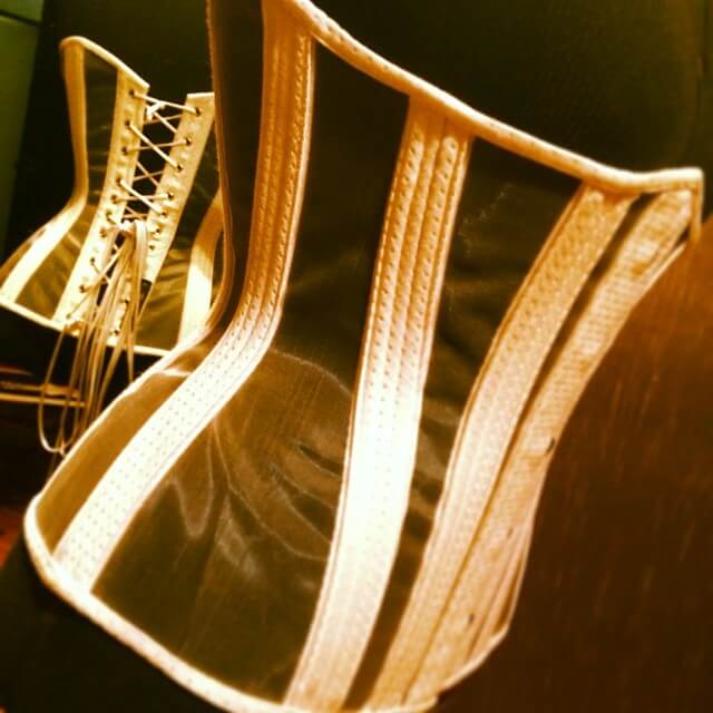 @FerrerCorsets: Wow, I wish I spoke Portuguese, but the beauty of Ferrer Corset's tightlacing corsetry mostly speaks for itself.