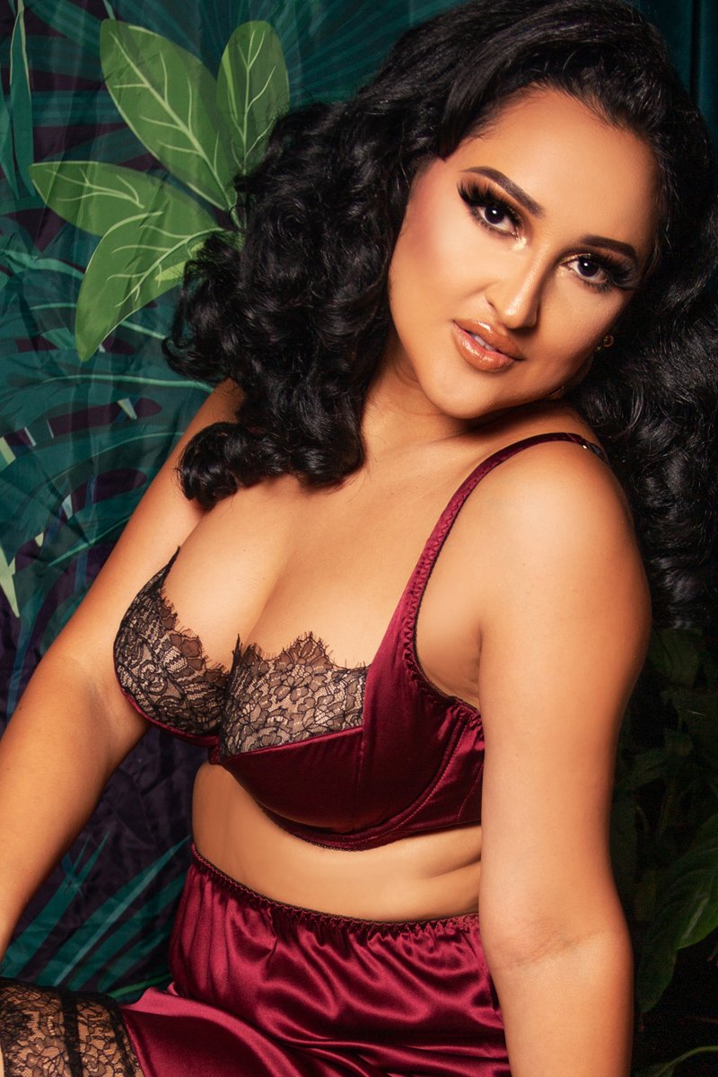 https://www.thelingerieaddict.com/wp-content/uploads/Burgundy-silk-bra-black-lace-crop_800x.jpg