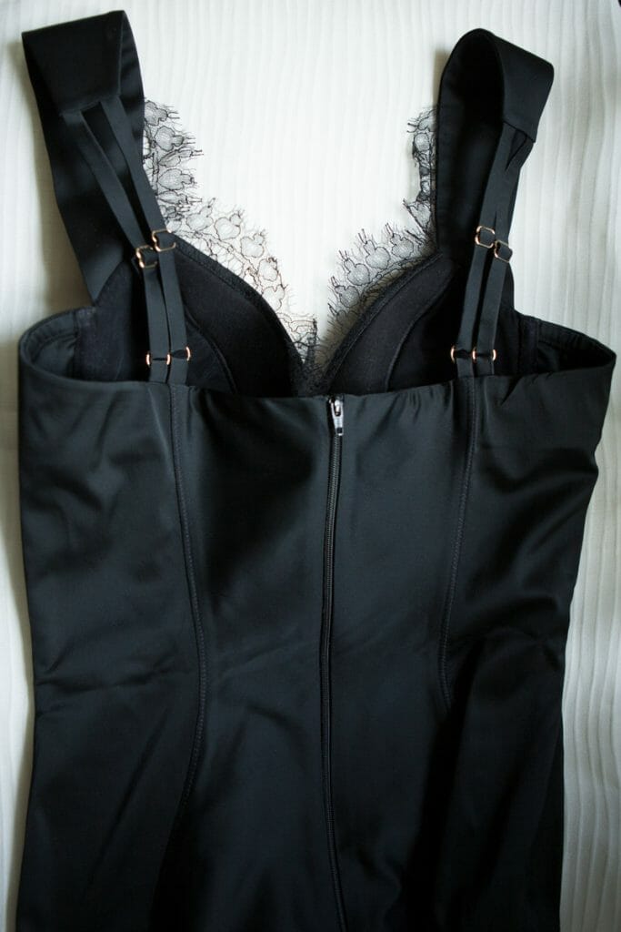 Fermeture zippée sur le bodysuit 'Genie' de Murmur. Photographie par K. Laskowska.