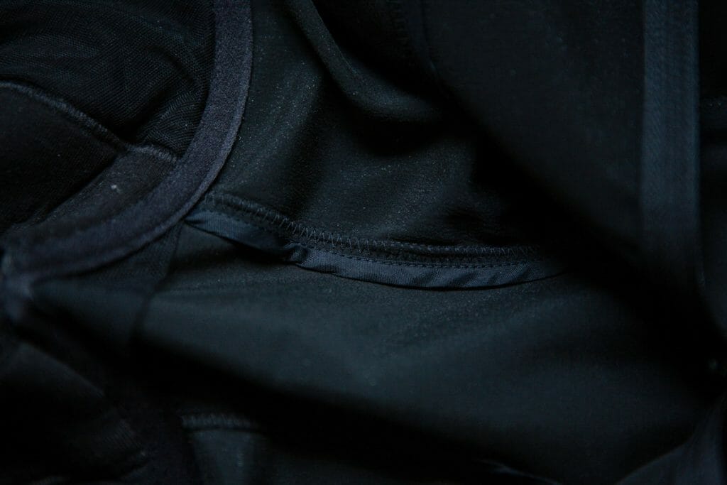 Finition de la couture intérieure du Bodysuit 'Genie' de Murmur. Photographie par K. Laskowska. 