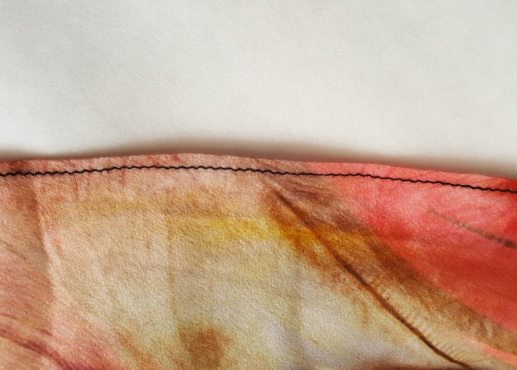 This hem is sewn with a lockstitch. This is the most commonly used stitch in clothing and has an --- appearance. Photo by K Laskowska
