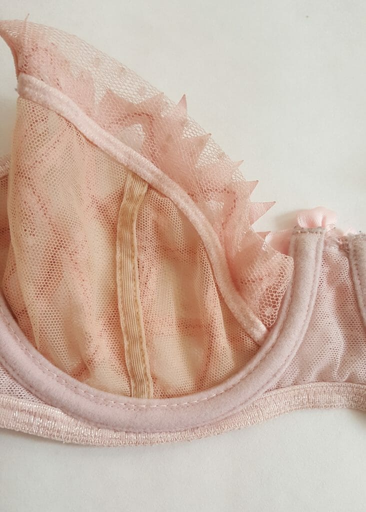 There are three varieties of seam taping on this bra cup. The vertical bust seam is taped with a non-stretch nylon tape whilst the horizontal bust seam has a stretch elastic. An underwire channel is taped over the cradle seam. Photo by K Laskowska
