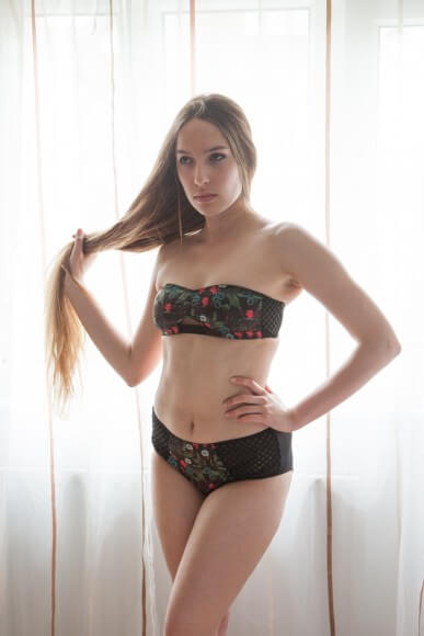 Playful Promises Frida bandeau bra and high-waisted knickers. Photo by A. Lindseth