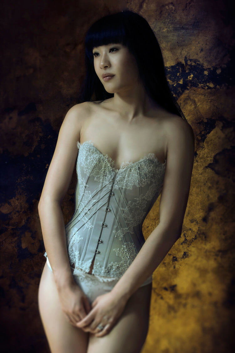 Sparklewren "Soft Dove" corset | Model: Tingyn | Photo © Sparklewren