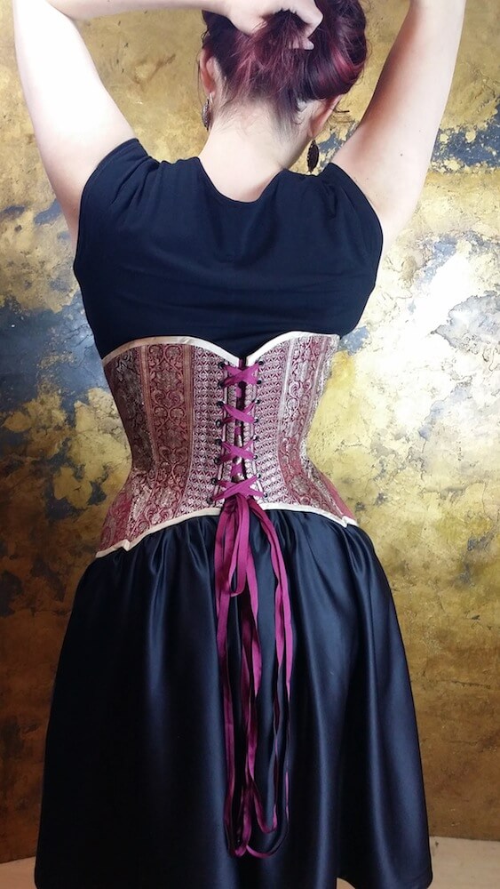 Vanyanís "Lady Esha" corset in sari silk | Model: Victoria Dagger | Photo © Lowana O'Shea