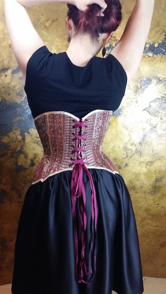 Vanyanís "Lady Esha" corset in sari silk | Model: Victoria Dagger | Photo © Lowana O'Shea