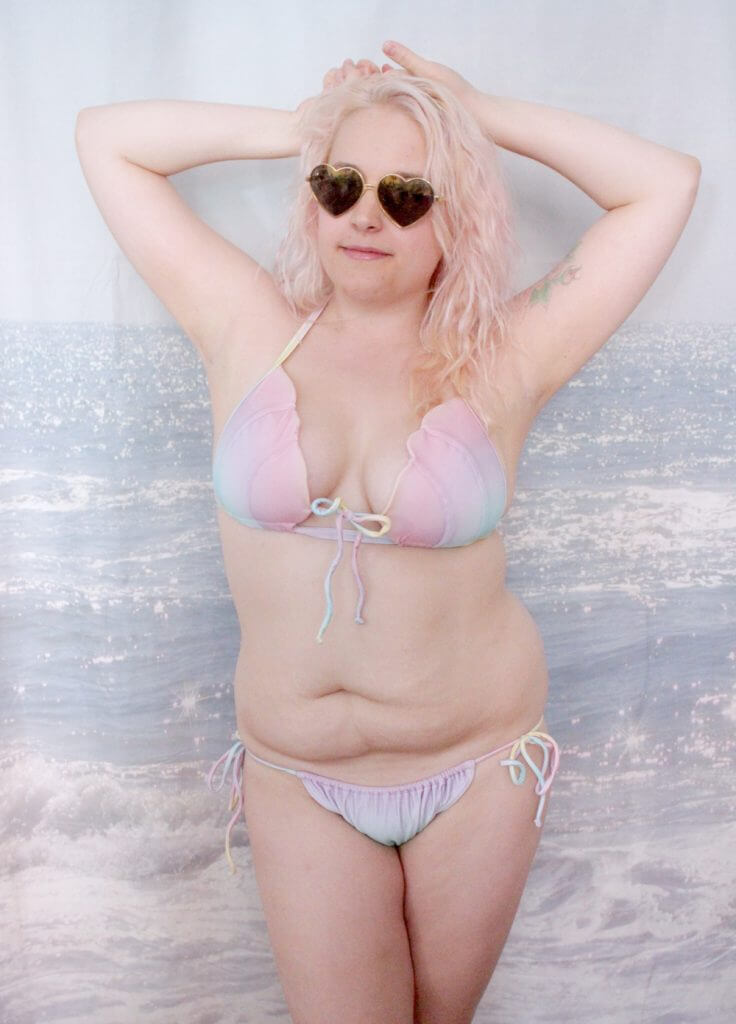   ASOS - Top de bikini imprimé sirène à nouettes, 31 dollars, et bas de bikini tanga à nouettes, 22 dollars. Photo par Quinne Myers.